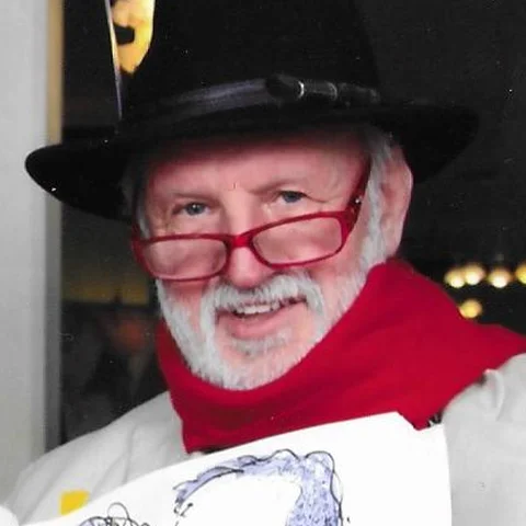 Ulrich Forchner mit Hut, roter Brille und rotem Schal